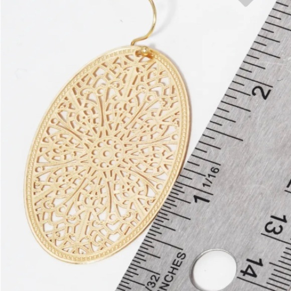 Metal Oval Filigree Earrings
(New) - Picture 2 of 2
